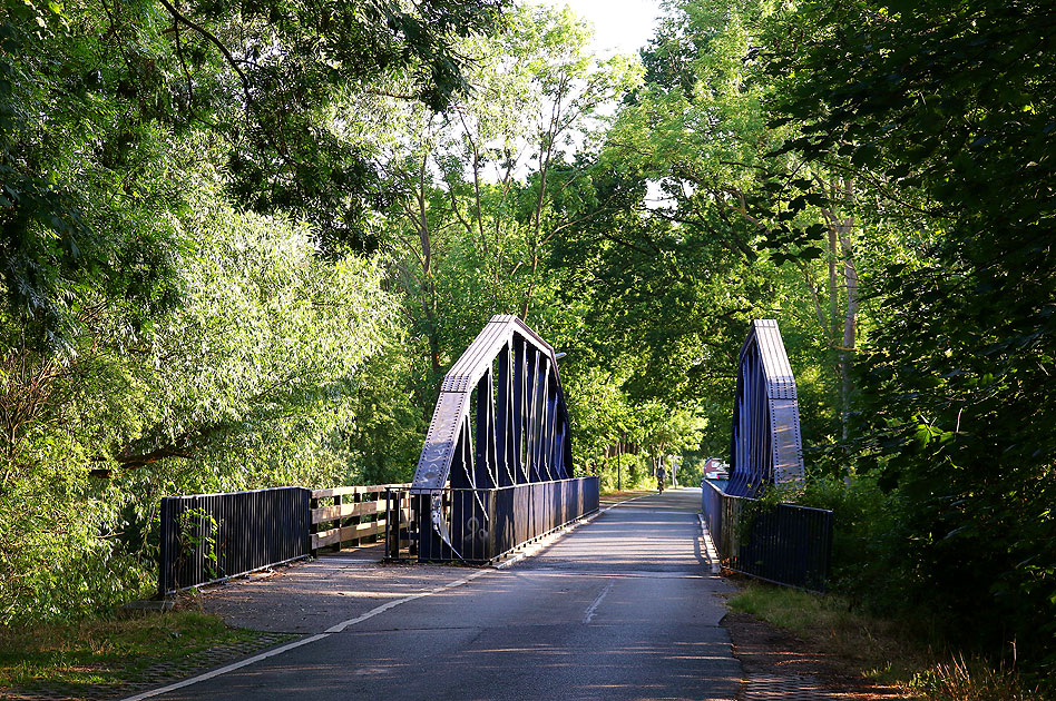 Die Achterdiekbrücke, auch Hein-Wulff-Brücke genannt, der Vierländer Eisenbahn