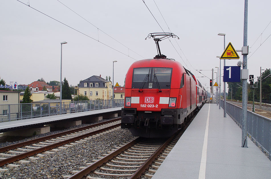 Eine Lok der Baureihe 182 im Bahnhof Radebeul-Kötzschenbroda