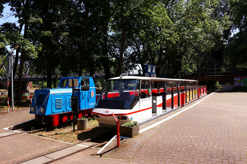 Die Parkeisenbahn in Halle - Lok 399 612-1 und Triebwagen 903 Heimliche Liebe