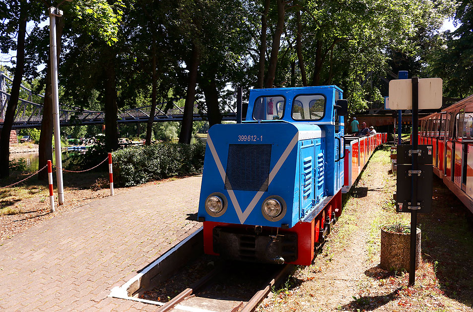 Die Parkeisenbahn in Halle - der Bahnhof Peißnitzbrücke vormals Völkerfreundschaft mit der 399 612-1