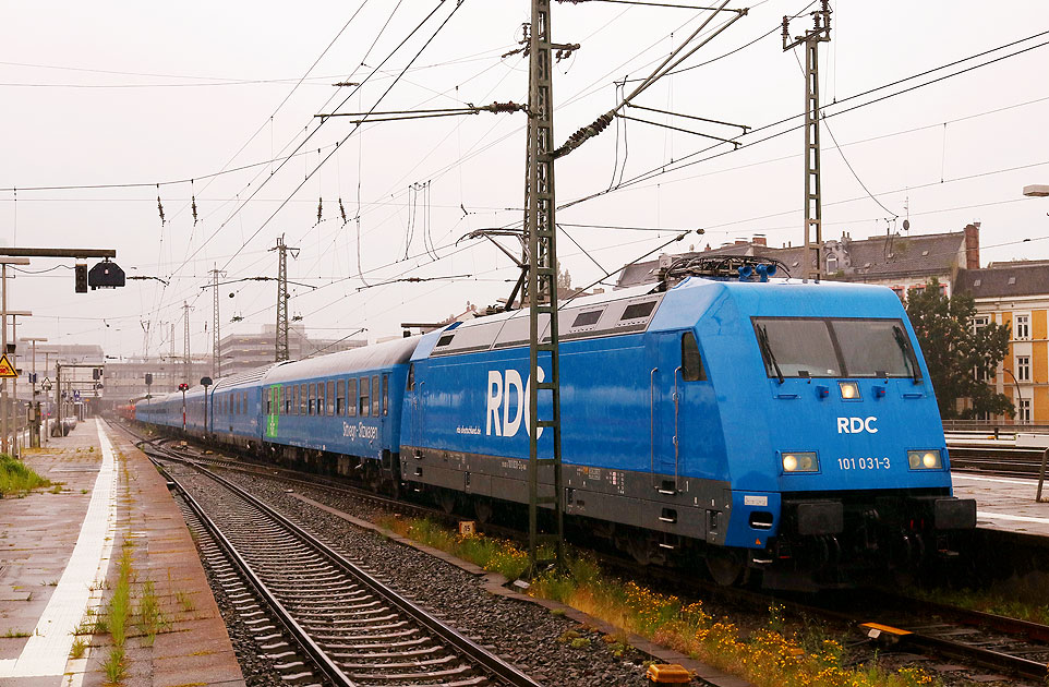 Ein RDC Autozug im Bahnhof Hamburg-Altona