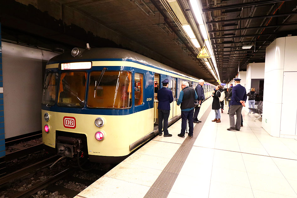 40 Jahre S-Bahn nach Harburg - Der Museumszug 470 128 im Bahnhof Harburg Rathaus