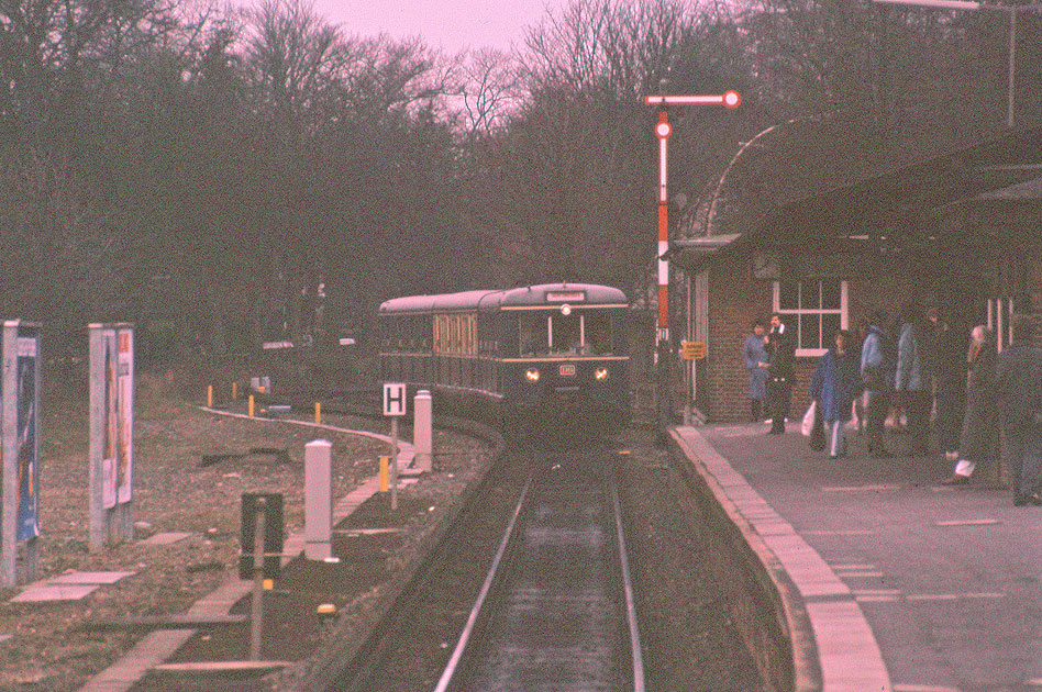 Der 471 082 im Jahr 1988 im Bahnhof Klein Flottbek - heute ist dieser S-Bahn-Triebwagen Museumszug