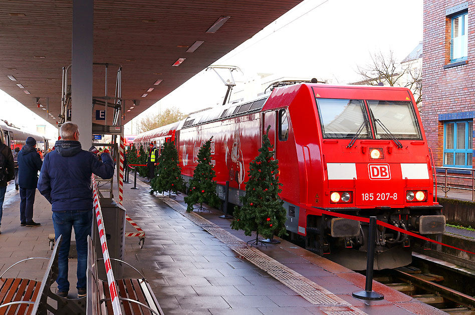 Der Coca Cola Werbezug im Bahnhof Hamburg-Altona