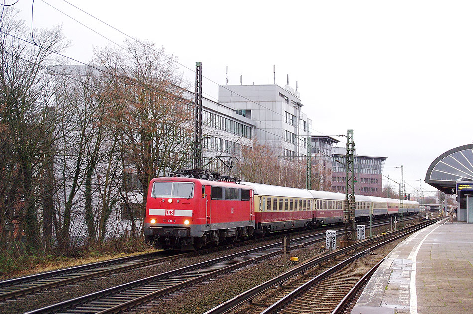 Die DB Baureihe 111 am Bahnhof Hamburg Holstenstraße mit dem Museums IC