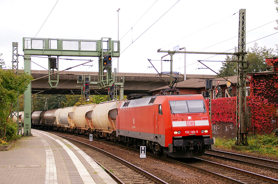 Eine Lok der Baureihe 152 im Bahnhof Hamburg-Harburg mit einem Güterzug
