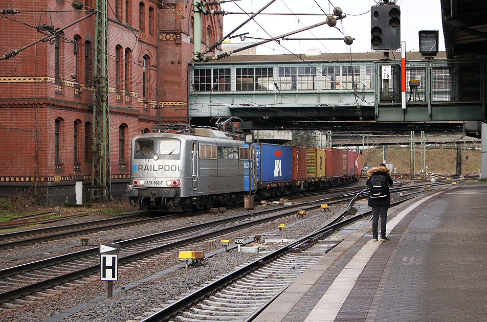 Die Railpool 151 062-7 im Bahnhof Hamburg-Harburg mit einem Containerzug