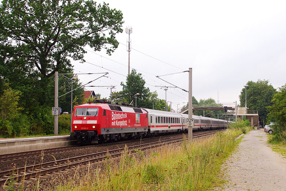 DB Baureihe 120 - Lok 120 501 vormals 120 153 im Bahnhof Klecken