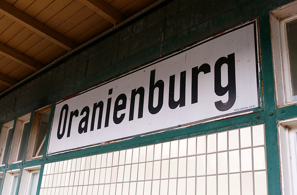 Ein Bahnhofsschild vom Bahnhof Oranienburg