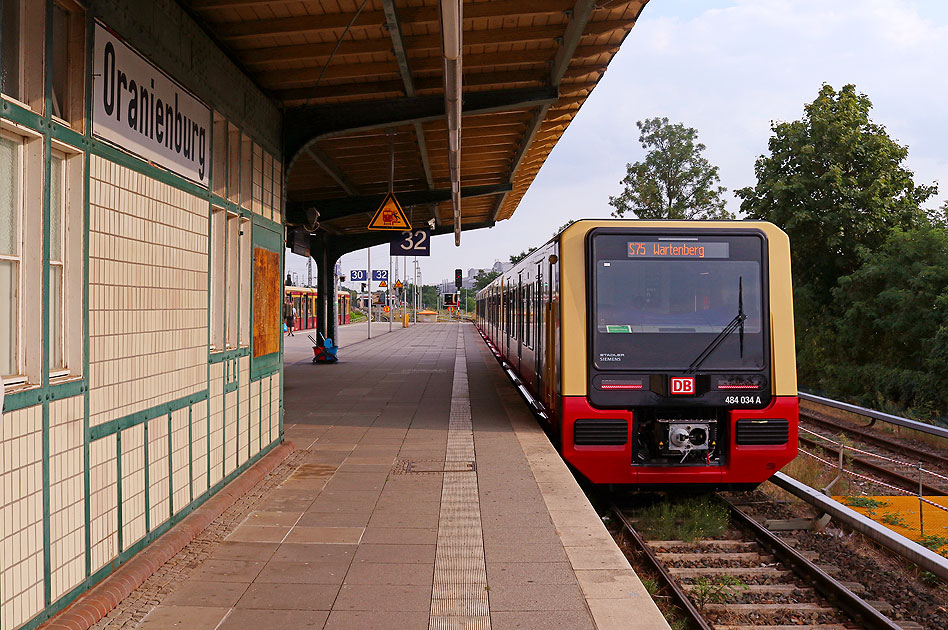 Eine Berliner S-Bahn der Baureihe 484 im Bahnhof Oranienburg