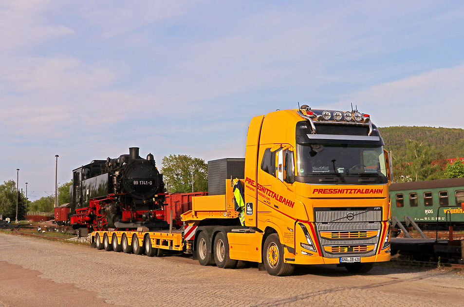 Ein Schwerlasttransporter der Pressnitztalbahn mit der 99 1741-0 im Bahnhof Freital-Hainsberg