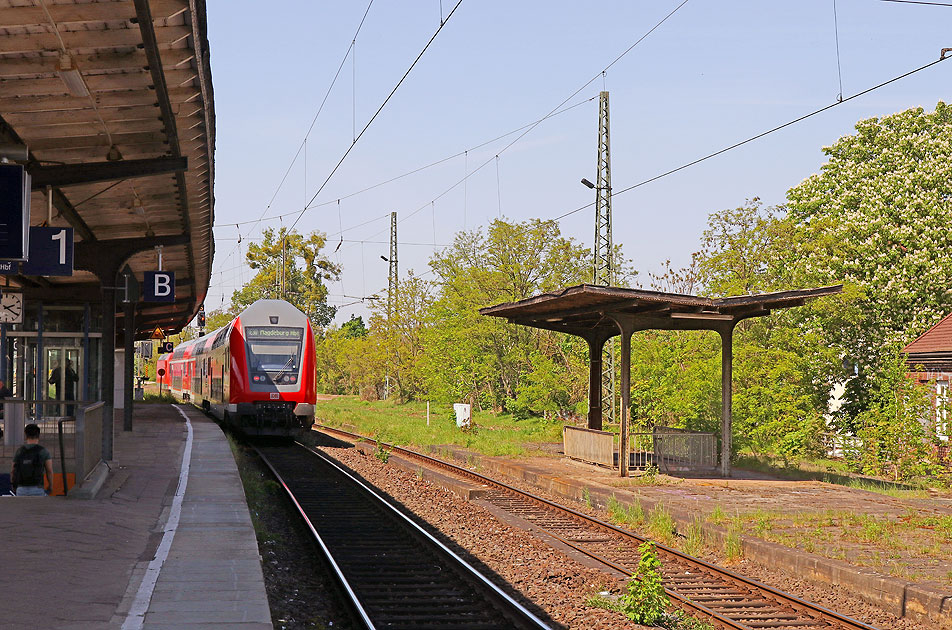 Der Bahnhof Magdeburg-Buckau mit einem Eilzug