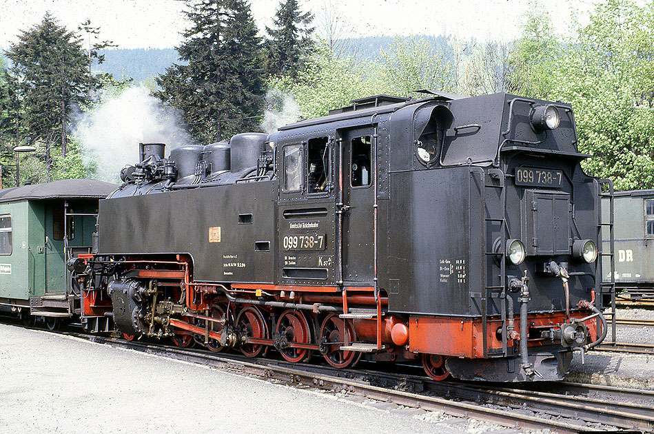 Die Fichtelbergbahn - Lok 099 738-7 (99 1773-3) in Kurort Oberwiesenthal