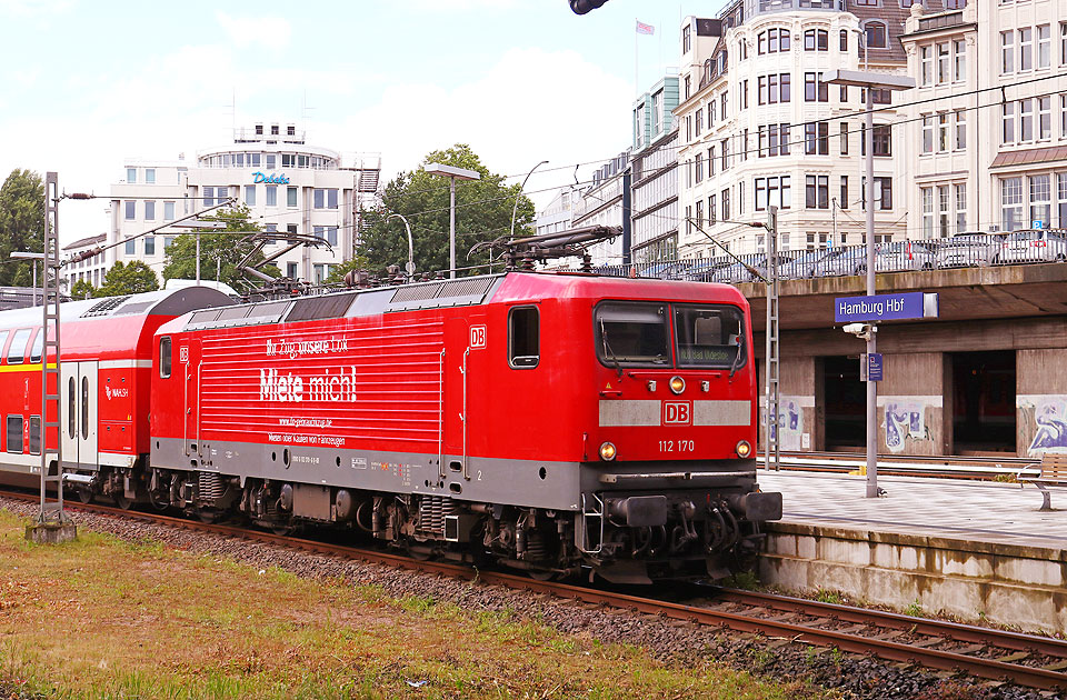 Eine Lok der Baureihe 112 im Hamburger Hauptbahnhof
