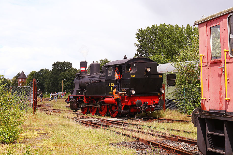 Die GE Lok 350 Karoline im Bahnhof Geesthacht