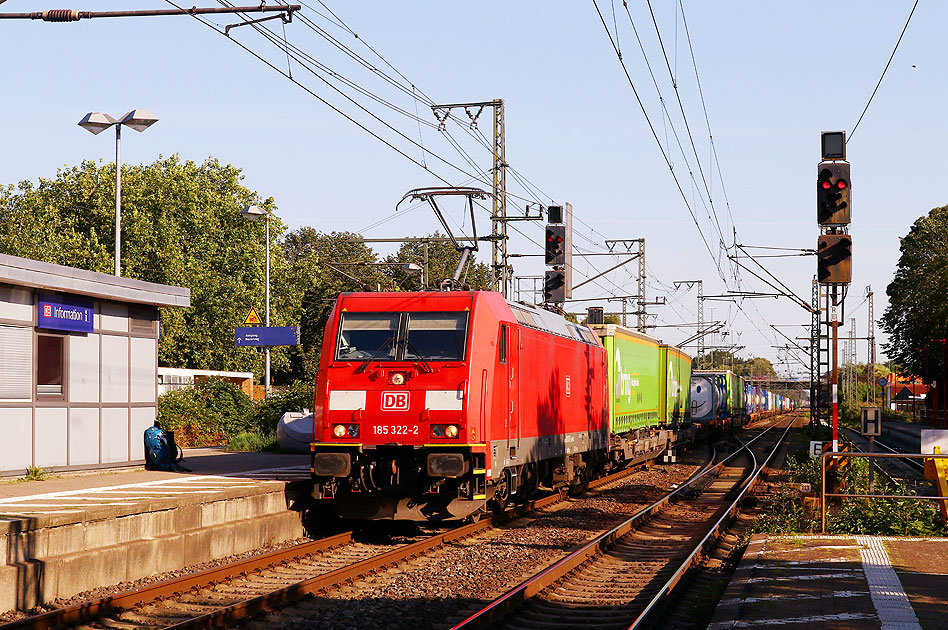 Die 185 322-2 kommt mit einem Güterzug durch den Bahnhof Elmshorn gefahren