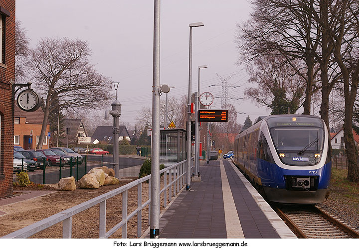 Die Nordwebstbahn mit einem Talent im Bahnhof Bremen-Farge