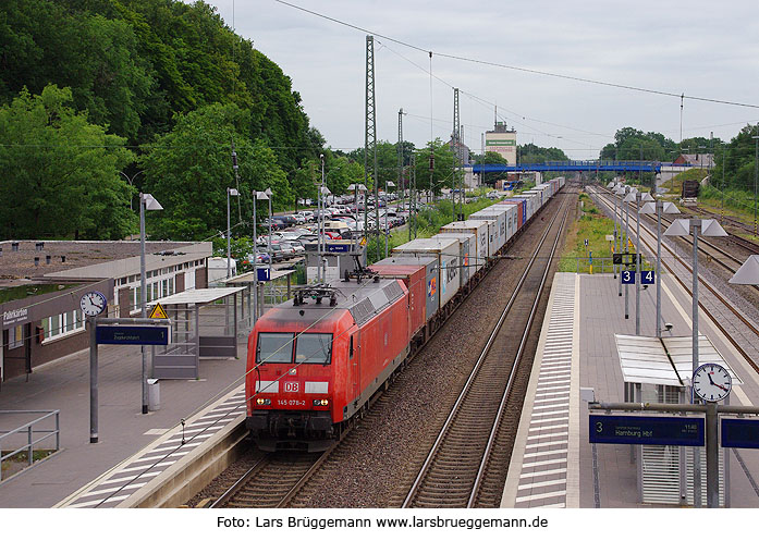 DB Baureihe 145 im Bahnhof Tostedt - ein Containerzug