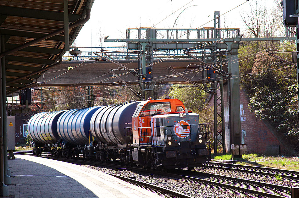 Die HRS (Hamburger Rail Service) Lok 90 80 1002 044-8 D-NXRL mit Kesselwagen im Bahnhof Hamburg-Harburg