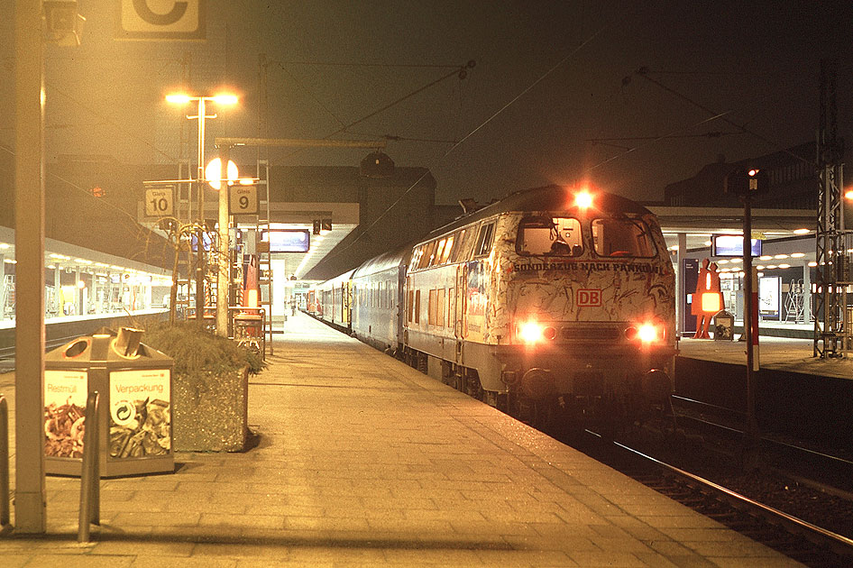 Die 218 212-9 mit Udo Lindenberg Werbung im Bahnhof Hamburg-Altona