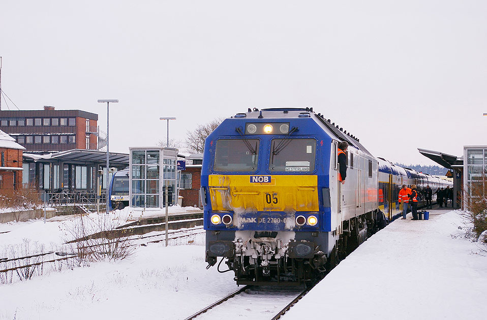 Die NIOB Lok DE 2700-05 im Bahnhof Husum