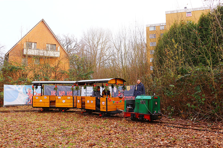 Der Weihnachtszug der Torfbahn Himmelmoor mit der Lok Heidelbereere