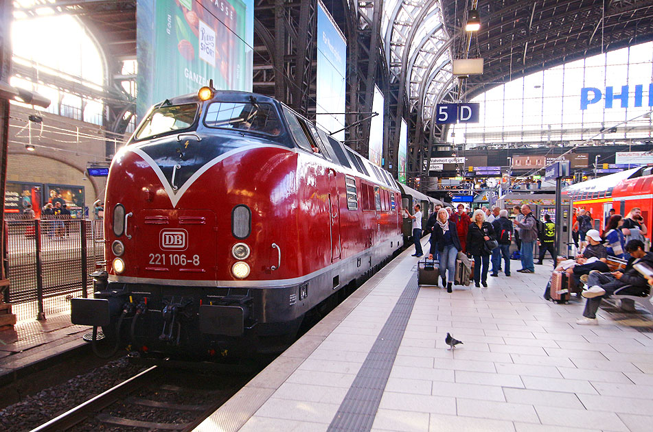 Die 221 106-8 im Hamburger Hauptbahnhof