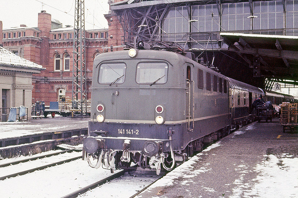 Die 141 141-2 in Bremen Hbf im Januar 1985