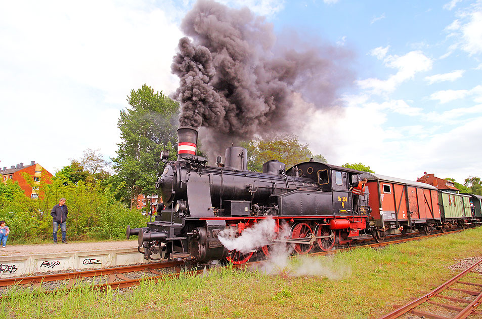 Die Dampflok Karoline von der GE im Bahnhof Geesthacht