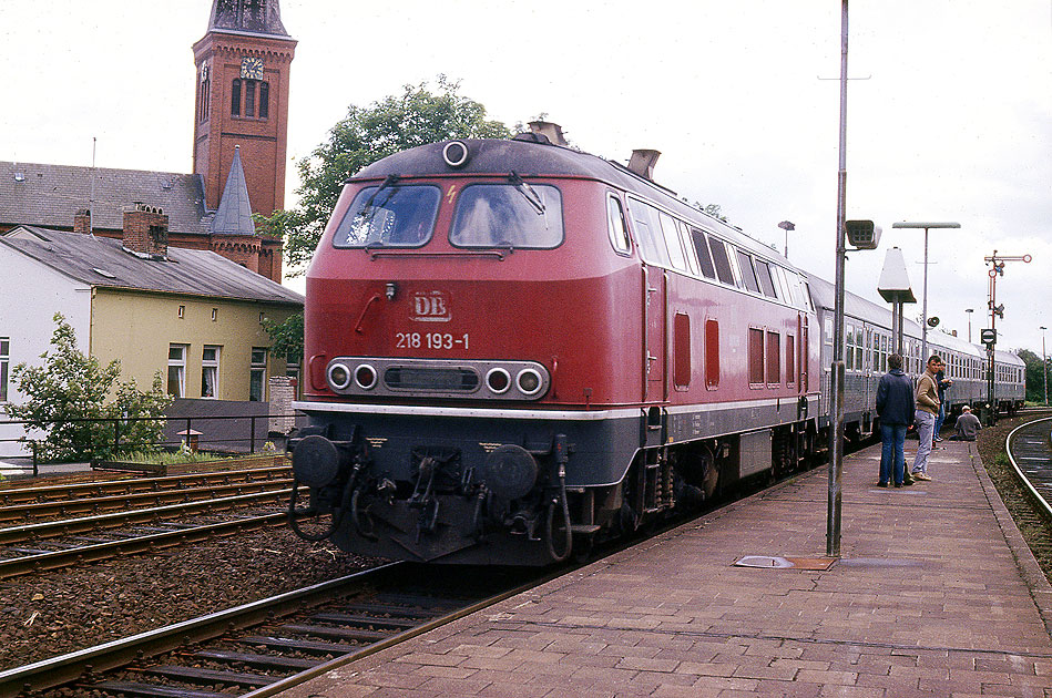 Eine Lok der Baureihe 218 im Bahnhof Neum&uuml;nster