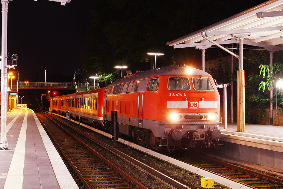 DB Baureihe 218 im Bahnhof Hamburg-Blankenese mit einer S-Bahn der Baureihe 474