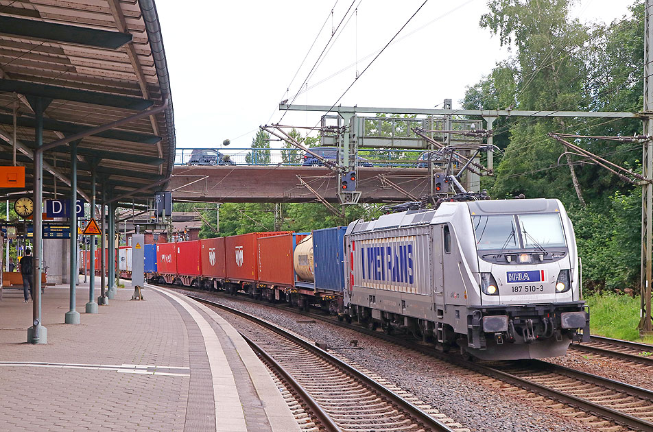 Die Metrans 187 510-3 mit einem Containerzug im Bahnhof Hamburg-Harburg