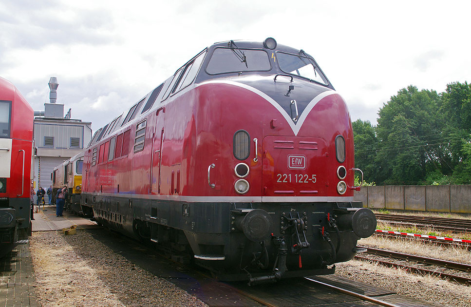 DB Baureihe 221 im AW Bremen