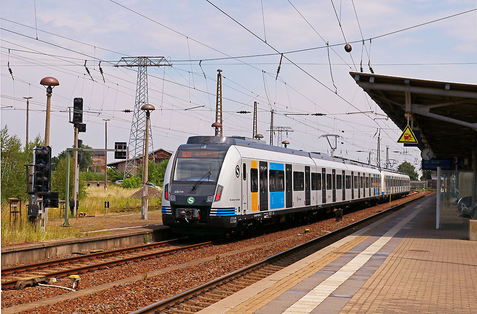 Eine S-Bahn der 430 im Bahnhof Riesa