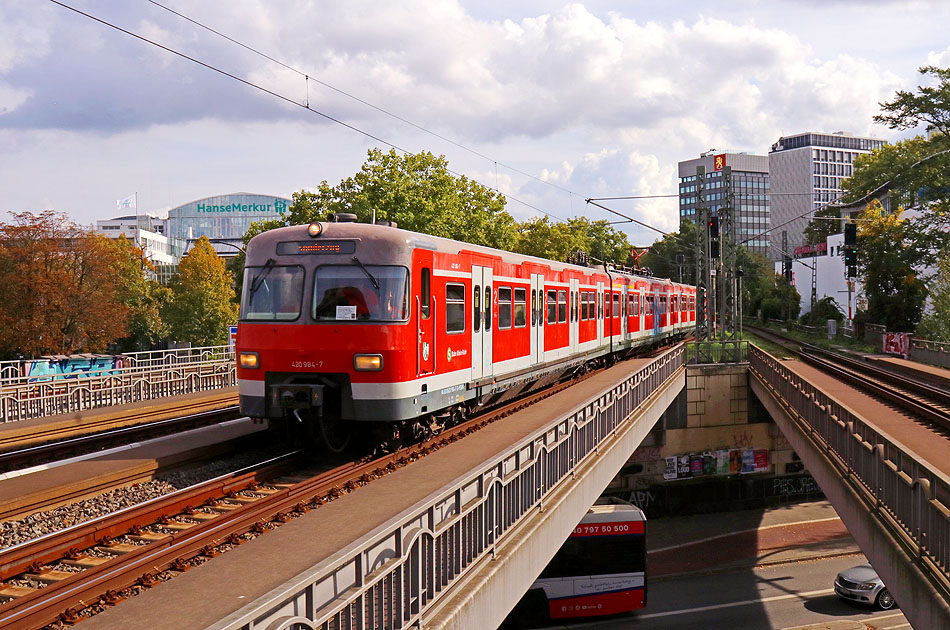 Eine S-Bahn der Baureihe 420 im Dammtorbahnhof in Hamburg