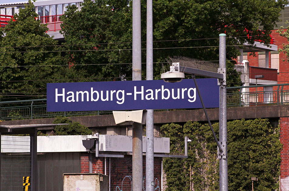 Ein Bahnhofsschild vom Bahnhof Hamburg-Harburg