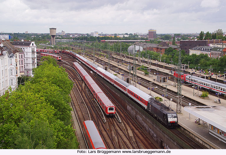 Die Baureihe 189 mit einem Autozug im Banhof Hamburg-Altona