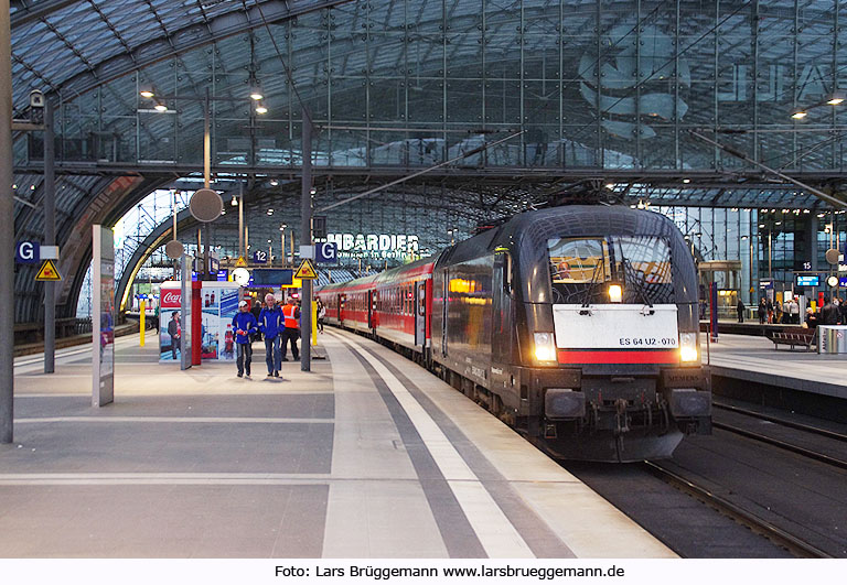 Der IRE Hamburg - Berlin mit einer Lok der Baureihe 182 in Berlin Hbf