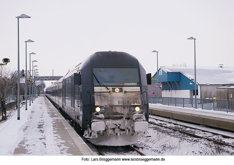 Bahnhof Klanxbüll mit einem Eilzug nach Westerland