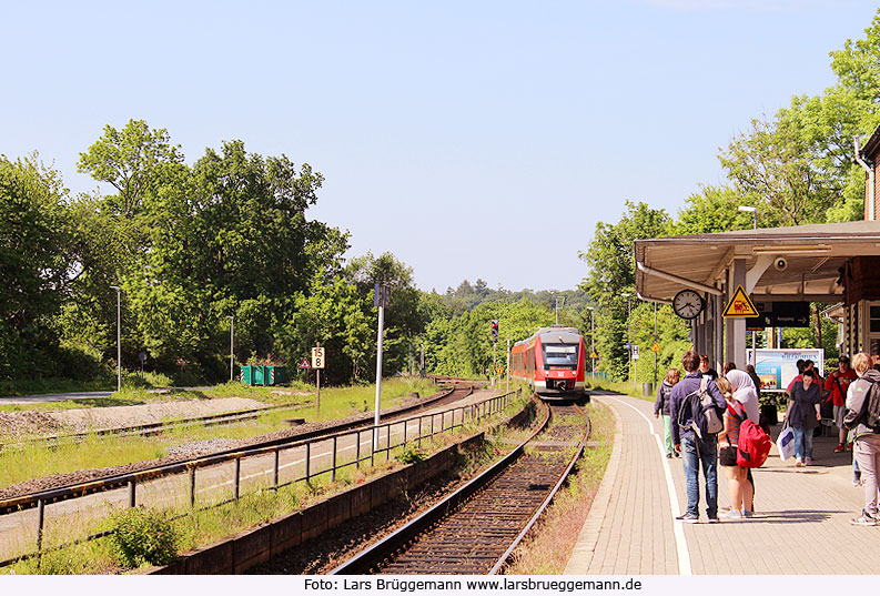 Der Bahnhof Timmendorfer Strand mit Triebwagen der Baureihe 648