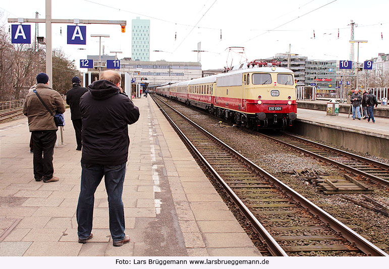 Die E 10 1309 mit einem TEE-Sonderzug im Bahnhof Hamburg-Altona