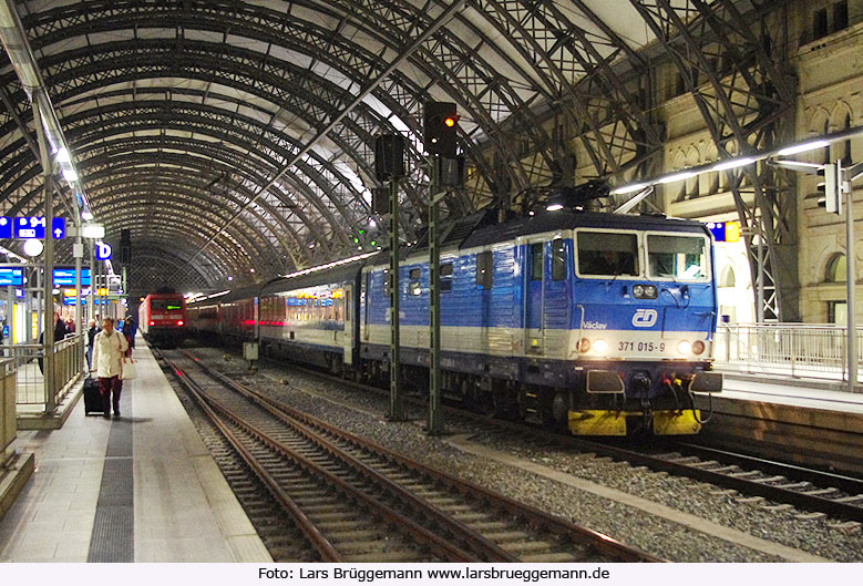 Nachtzug in Richtung Prag in Dresden Hbf