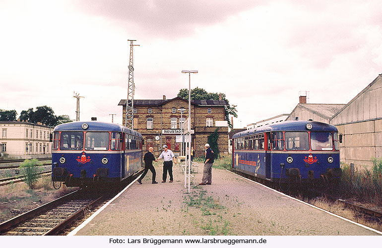 Zwei Uerdinger Schienenbusse der Prignitzer Eisenbahn im Bahnhof Neustadt an der Dosse