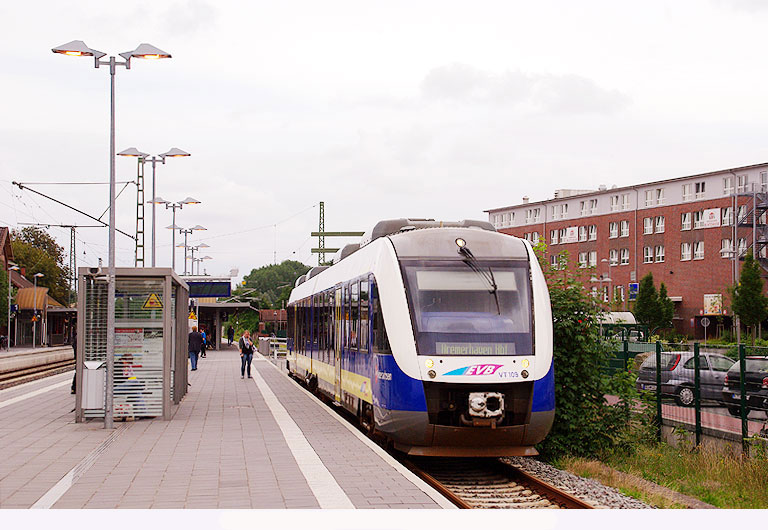 Ein EVB Lint Triebwagen im Bahnhof Buxtehude