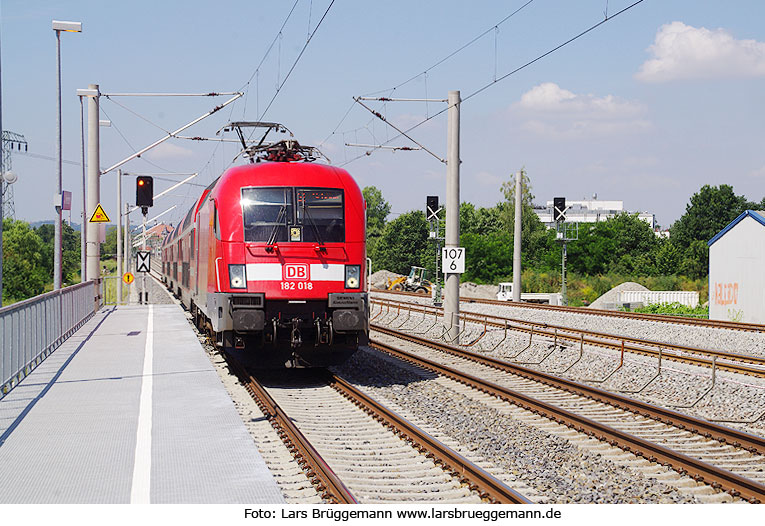 Eine Lok der Baureihe 182 im Bahnhof Radebul-Weintraube