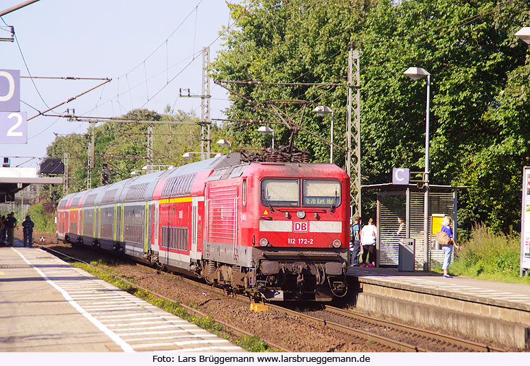 Eine Lok der Baureihe 112 im Bahnhof Elmshorn