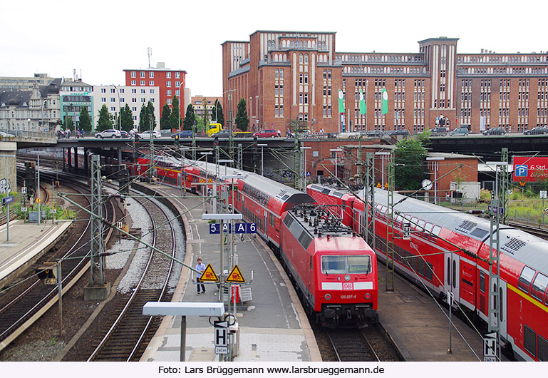 Die DB Baureihe 120 mit einem Doppelstockzug nach Schwerin Hbf in Hamburg Hbf