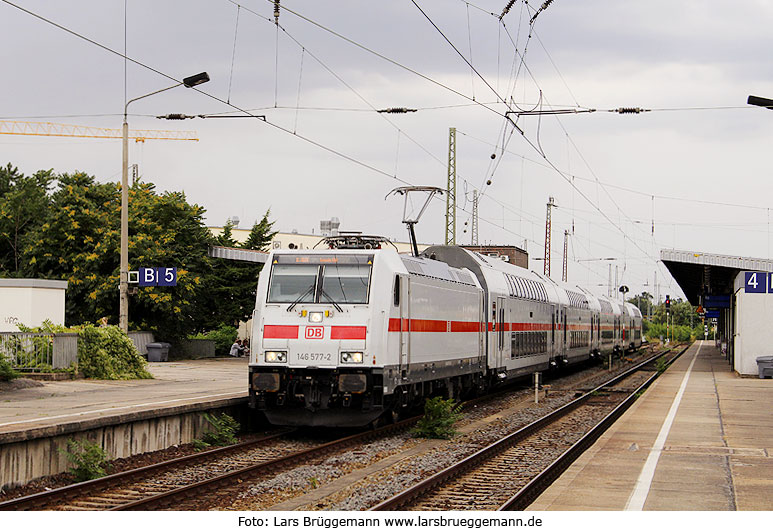 DB Baureihe 146 mit einem Doppelstock-IC in Magdeburg Hbf