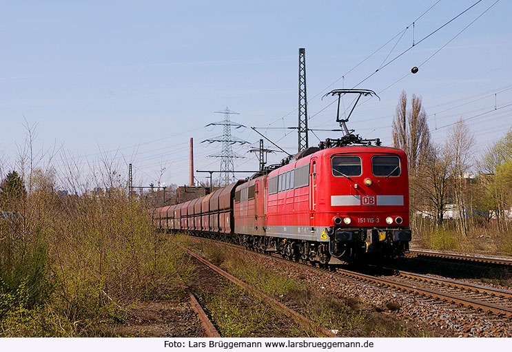 Die DB Baureihe 151 mit einem Erzzug in Hamburg Unterelbe