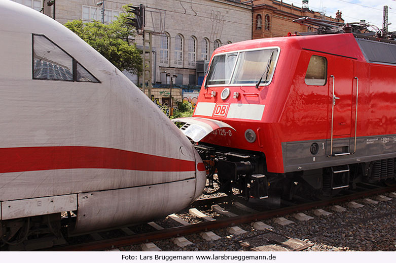 Eine Lok der Baureihe 120 schleppt einen ICE 1 der Baureihe 401